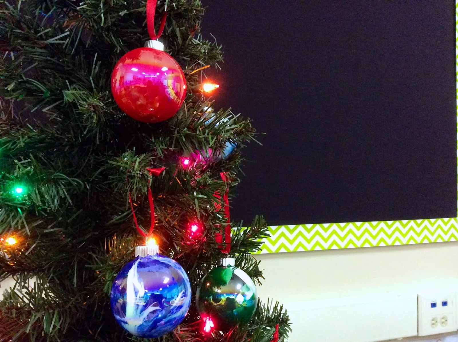 Embrace the season and give our students some hands-on opportunities to create parent gifts, directed draws, watercolor paintings, and so much more! 