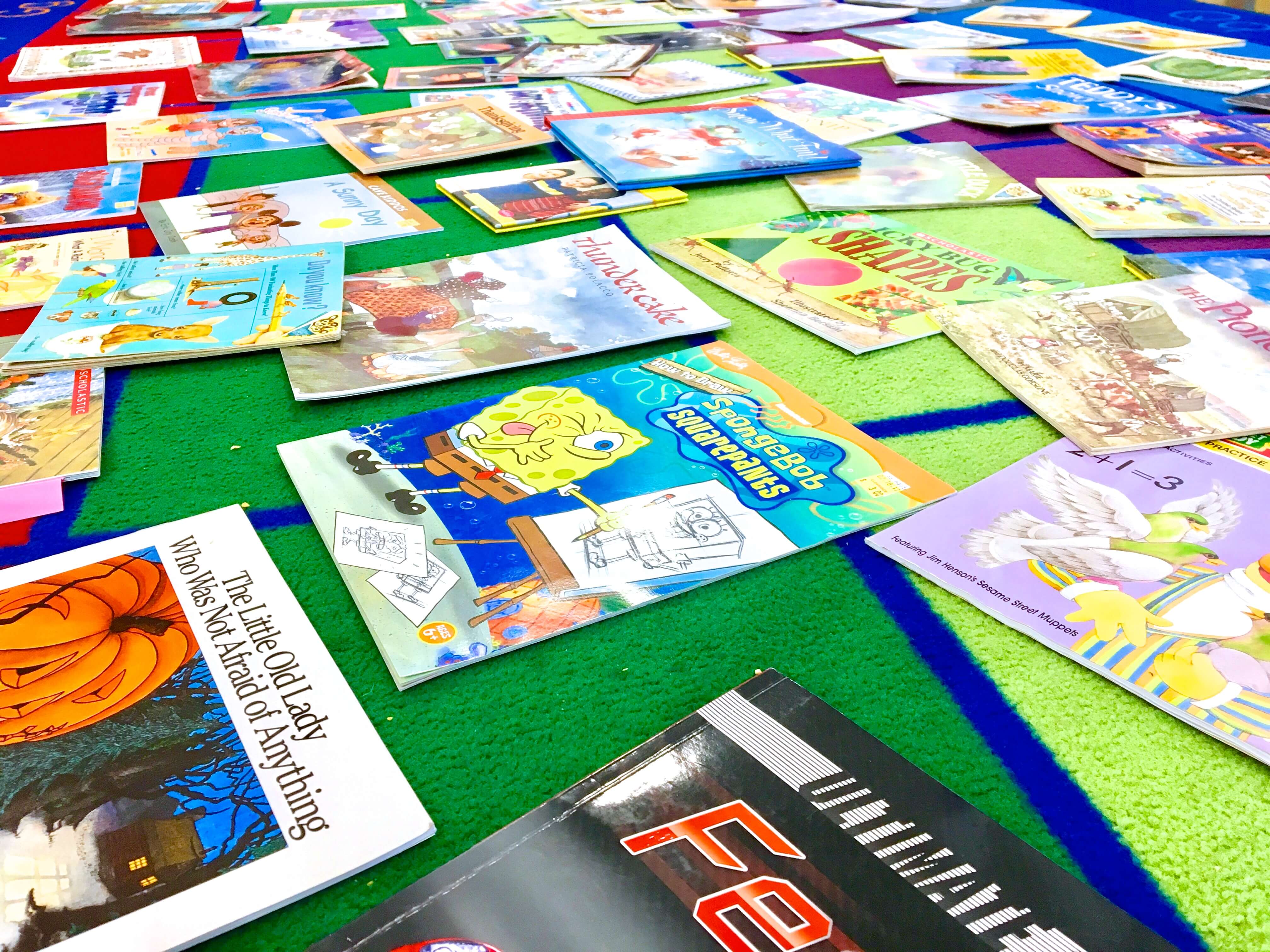  gubanc több száz ingyenes kép-és fejezetkönyvet az osztálytermi könyvtár vagy diákkönyvtárak számára a helyi féláras könyvesboltból.